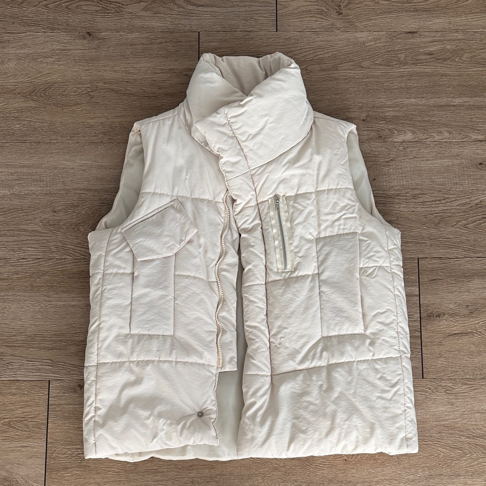 Commense Women’s Cream Oversized Puffer Vest